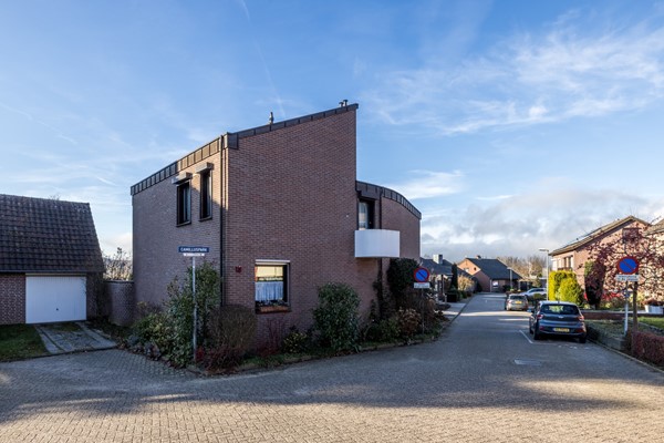 Verkocht: Ruim vrijstaand woonhuis met een schitterende tuin, bijzonder veel woonoppervlakte en mogelijkheden in Vaals. 